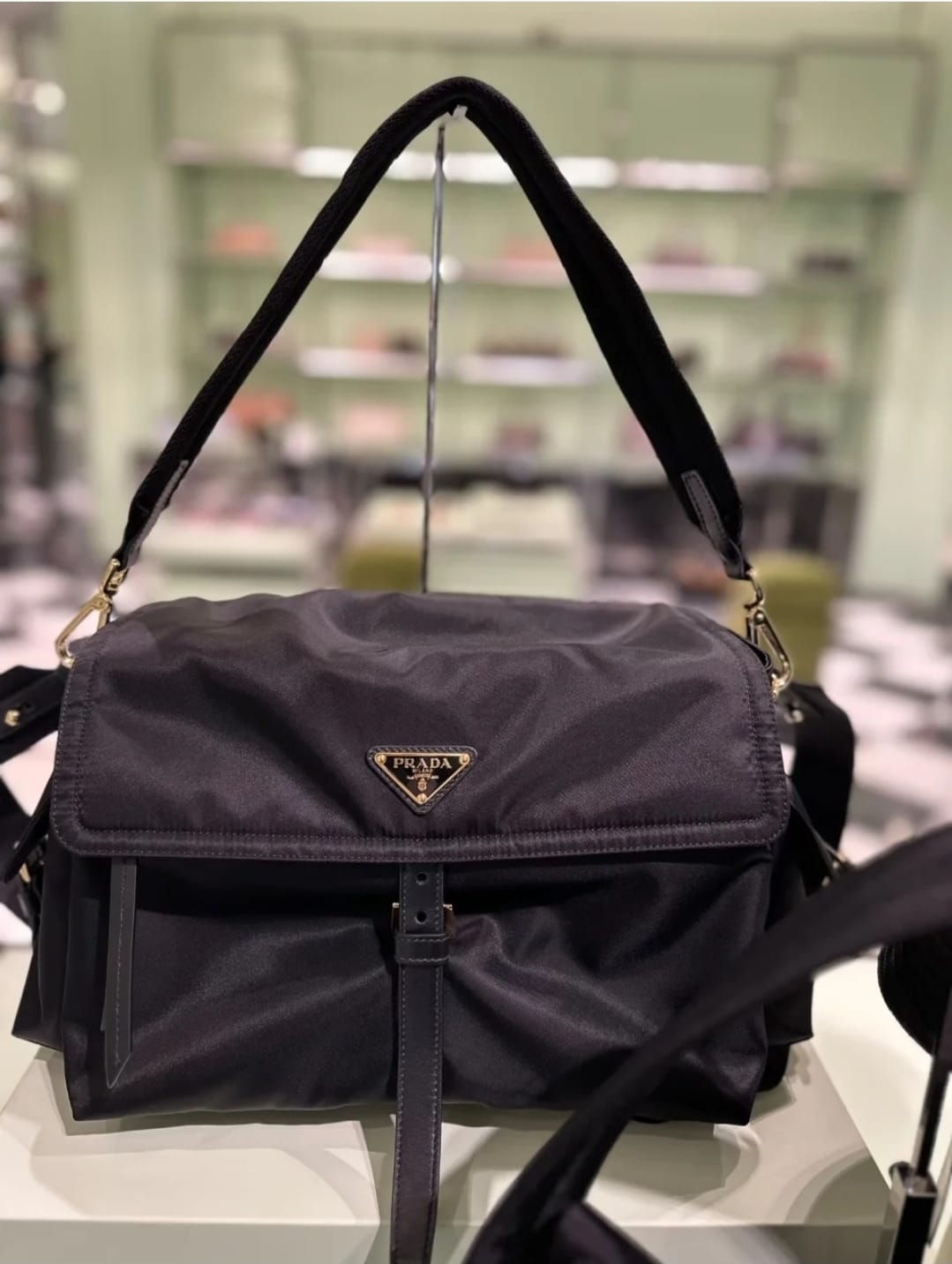 代購💕Prada Explore 中號 Re-Nylon 肩背袋